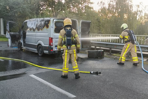 Hagelnieuw busje volledig uitgebrand bij Groenlo, flinke overlast voor verkeer
