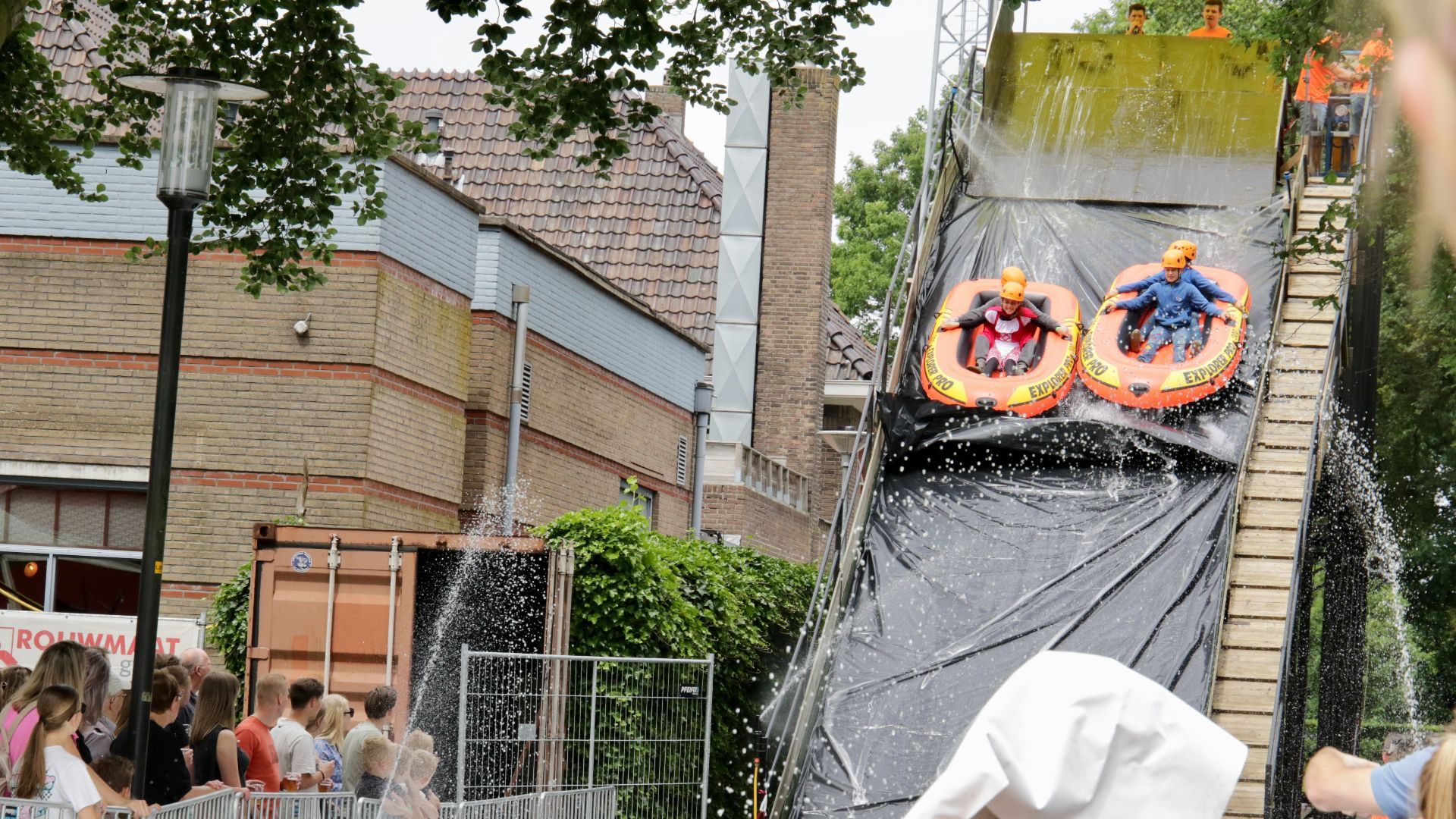 Veel lol op Lieveldse kermis met schans, waterbak, stro en een kattenstaart