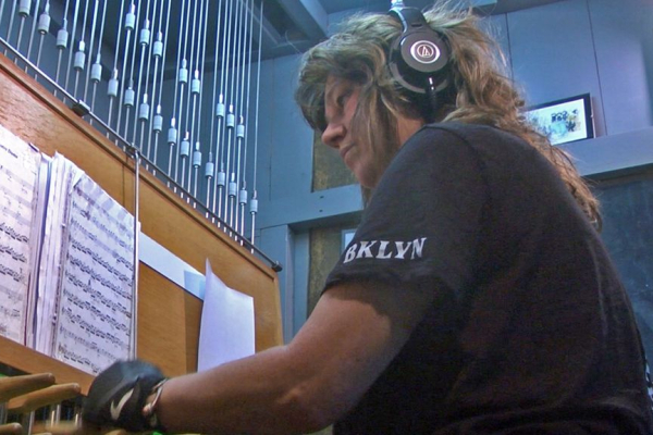 DJ mixt techno en house op het spel van de beiaardier op Winterswijks carillon