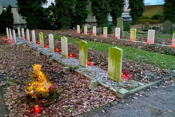 Kerstlichtjes op de oorlogsgraven in Winterswijk en Lichtenvoorde