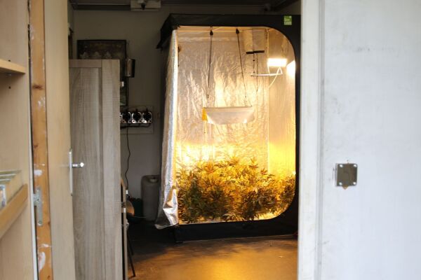 Oost-Nederland drugskoploper: zelfs in historisch pand werd lab gevonden