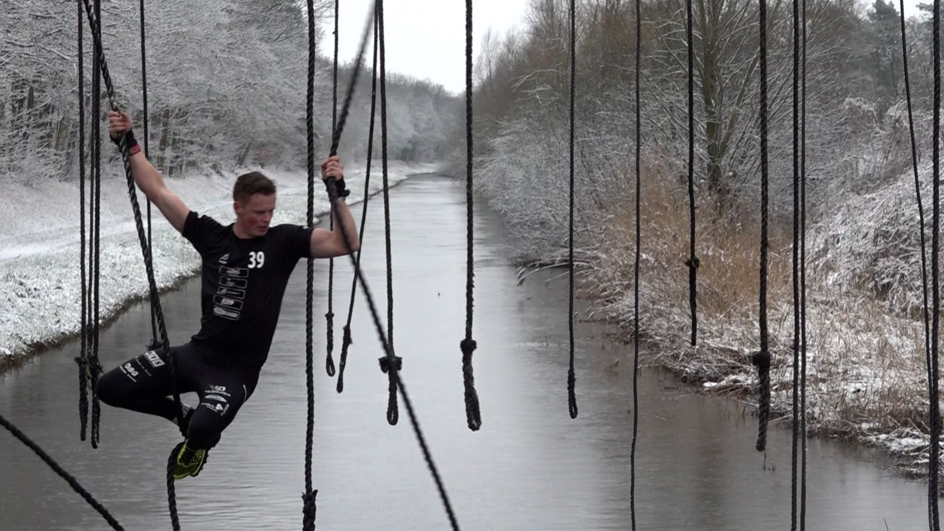 Door de sneeuw tijdens oudste survivalrun van Nederland: ‘Onderkoeling is het meer dan waard’