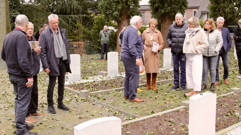 Gezichten achter de witte grafstenen in een gepresenteerd boek