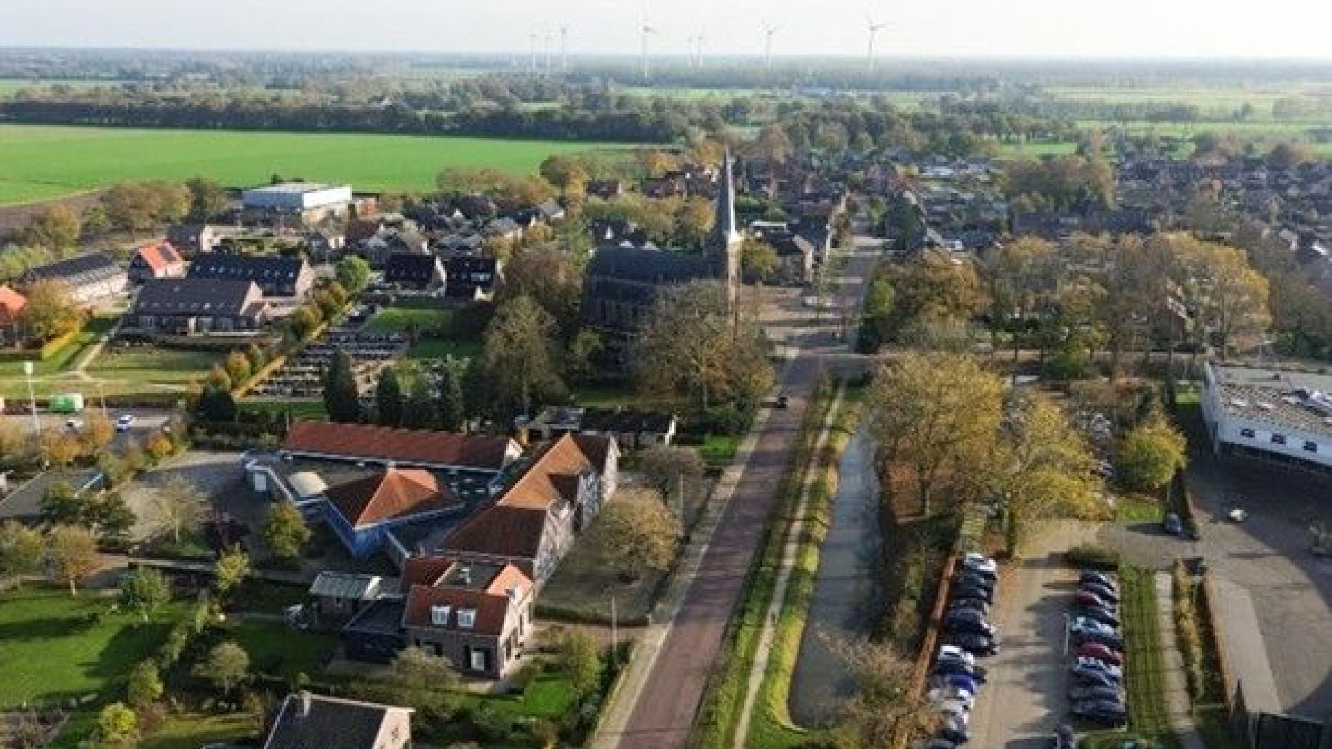 Eenrichtingsverkeer tijdens experiment voor vracht- en landbouwverkeer op Kerkstraat in Harreveld