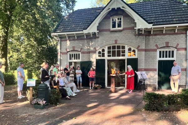 Indrukwekkende eerste Hemelpostceremonie in Winterswijk verbindt verdriet en troost