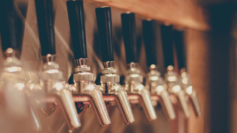 Man draait alle bierkranen open bij café in Aalten en gaat rustig op bankje zitten