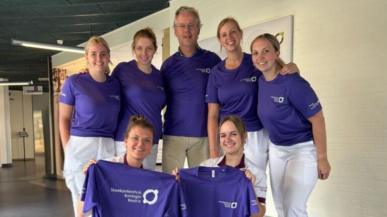 SKB-medewerkers ontvangen sportshirts van Stichting Vrienden