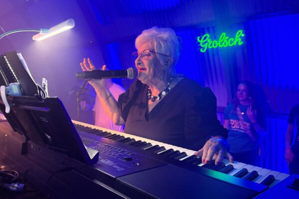 Orgel Joke (76) zingt ‘Oerend Hard’ op Zwarte Cross, maar moet eerder stoppen